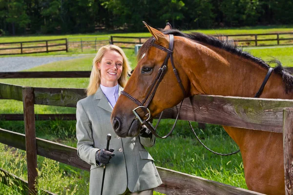 Een Blonde Paardensport Model Poseert Buiten Voor Een Paardenshow — Stockfoto