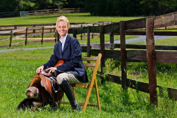 Een Blonde Paardensport Model Poseert Buiten Voor Een Paardenshow — Stockfoto