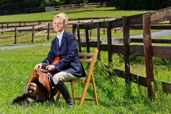 Een Blonde Paardensport Model Poseert Buiten Voor Een Paardenshow — Stockfoto