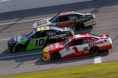 Ross Chastain (10), Lincoln, Alabama 'daki Talladega Superspeedway' de UNHINGED 300 için yarışıyor..