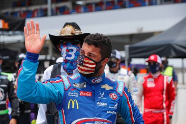 22 Haziran 2020 - Talldega, Alabama, ABD: # 43 sürücü, Darrell Wallace Jr, Talldega, Alabama 'daki Geico 500' den önce duygularına yenik düştü. Bir gün önce garajında bir ilmik bulundu. Hem Nascar hem de FBI yatırım yapıyor.