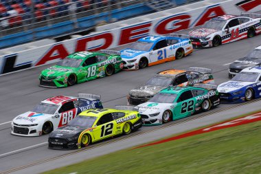 Ryan Blaney (12), Lincoln, Alabama 'daki Talladega Superspeedway' de GEICO 500 yarışında yarıştı..