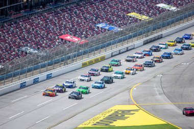 Martin Truex Jr. (19), Lincoln, Alabama 'daki Talladega Superspeedway' de GEICO 500 için yarışıyor..