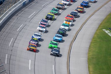Denny Hamlin (11), Lincoln, Alabama 'daki Talladega Superspeedway' de GEICO 500 için yarışıyor..