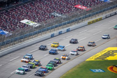 Joey Logano (22), Lincoln, Alabama 'daki Talladega Superspeedway' de GEICO 500 için yarışıyor..