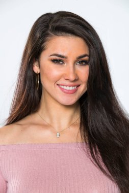 Stüdyo ortamında poz veren muhteşem bir esmer manken.