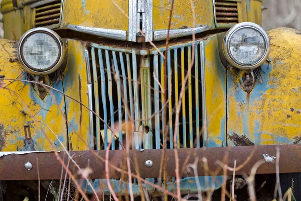 Старая Брошенная Машина Сидит Поле Ржавеет — стоковое фото