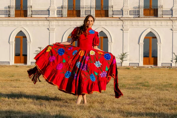 Ein Hinreißendes Hispanisches Brünetten Model Posiert Freien Häuslichen Umfeld — Stockfoto