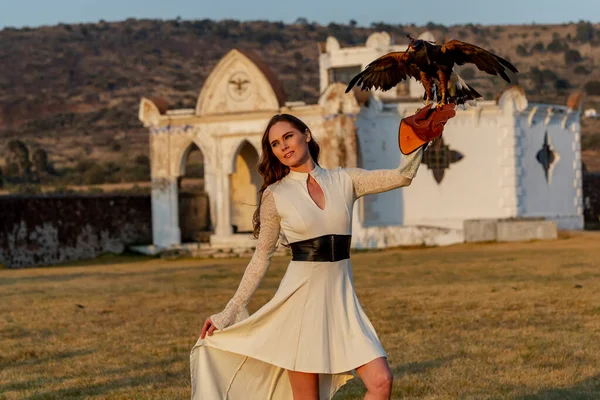 Una Splendida Modella Ispanica Bruna Posa All Aperto Con Falco — Foto Stock