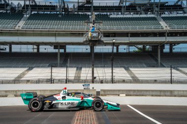 Kanada, Stouffville 'den DALTON KELLETT (R) (14) Indianapolis, Indiana' daki Indianapolis Motor Yarış Pisti 'nde GMR Grand Prix için pratik yapmaktadır..