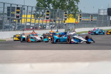 ABD 'li GRAHAM RAHAL (15) Indianapolis, Indiana' daki Indianapolis Motor Yarış Pisti 'nde GMR Grand Prix için yarışırken virajlardan geçmektedir..