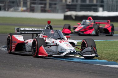 ABD 'li MARCO Andretti (98) Indianapolis, Indiana' daki Indianapolis Motor Yarış Pisti 'nde GMR Grand Prix için yarışırken virajlarda yarışıyor..