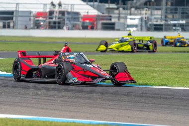 Barcelona, İspanya 'dan ALEX PALOU (R) (55) Indianapolis, Indiana' daki Indianapolis Motor Yarış Pisti 'nde yapılan GMR Grand Prix yarışı sırasında dönüşlerde yarışır..