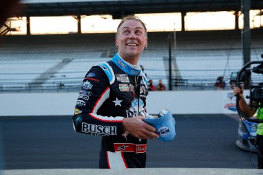 Kevin Harvick (4) Indianapolis 'teki Big Machine Motor Speedway tarafından desteklenen Big Machine Hand Dezenfektanını kazandı., .