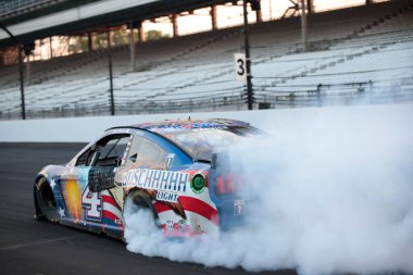 Kevin Harvick (4) Indianapolis 'teki Big Machine Motor Speedway tarafından desteklenen Big Machine Hand Dezenfektanını kazandı., .