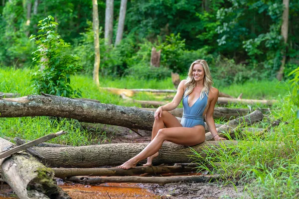 Una Hermosa Modelo Lencería Rubia Disfruta Día Primavera Aire Libre — Foto de Stock