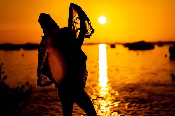 Beautiful Nude Latin Model Silhouetted She Poses Rising Sun Her — Stock Photo, Image