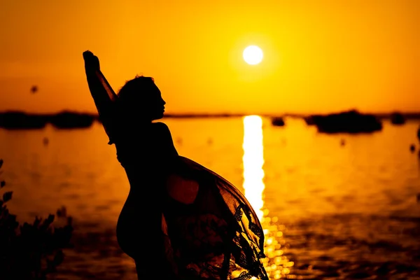 Ein Wunderschönes Lateinamerikanisches Nacktmodel Posiert Mit Der Aufgehenden Sonne Rücken — Stockfoto