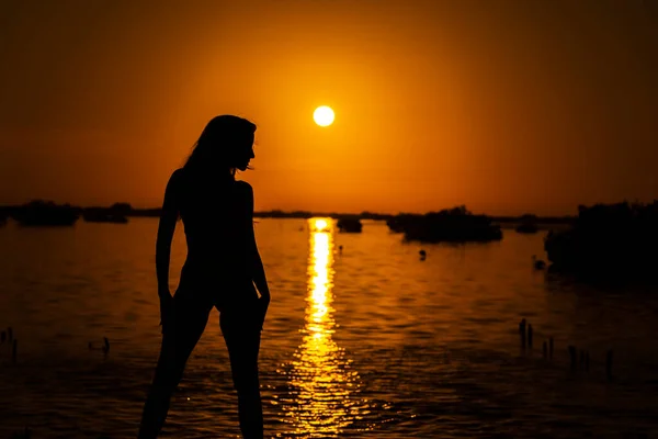 Beautiful Nude Latin Model Silhouetted She Poses Rising Sun Her — Stock Photo, Image