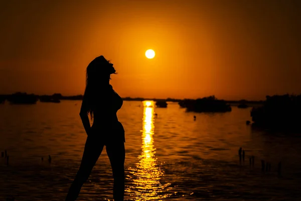 Beautiful Nude Latin Model Silhouetted She Poses Rising Sun Her — Stock Photo, Image