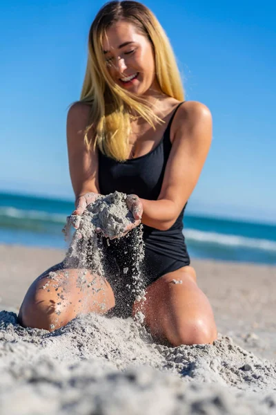 Una Hermosa Modelo Bikini Posando Ambiente Playa —  Fotos de Stock
