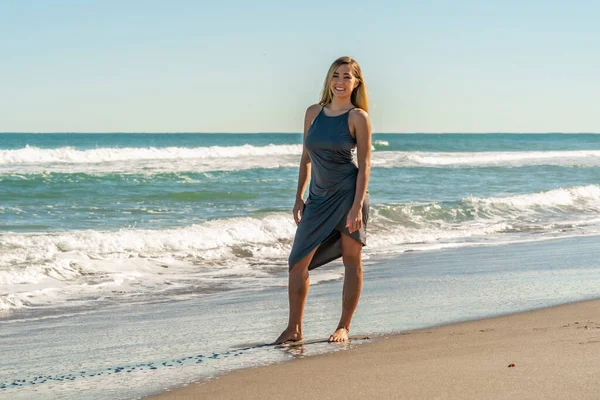 Una Splendida Giovane Donna Bionda Gode Una Giornata Spiaggia Sola — Foto Stock