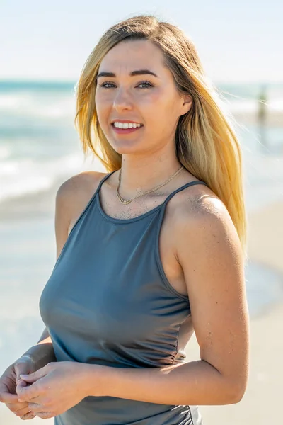 Una Hermosa Joven Rubia Disfruta Día Playa Sola —  Fotos de Stock