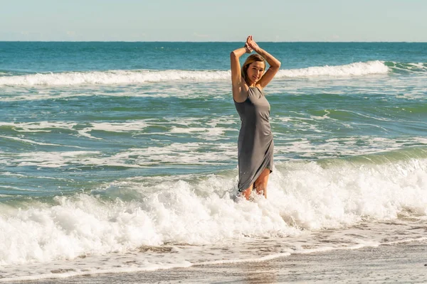 一位年轻貌美的金发女子独自在海滩上度过了一天 — 图库照片
