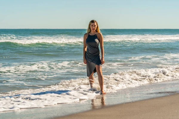 Vacker Ung Blond Kvinna Njuter Dag Stranden Ensam — Stockfoto