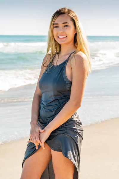 Eine Hinreißende Junge Blonde Frau Genießt Einen Tag Strand Allein — Stockfoto