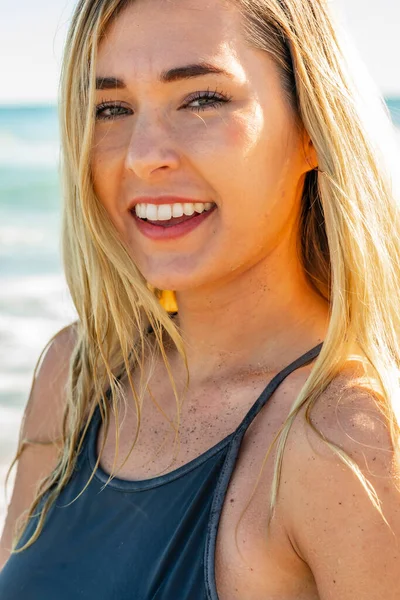 Gorgeous Young Blonde Female Enjoys Day Beach Alone — Stock Photo, Image