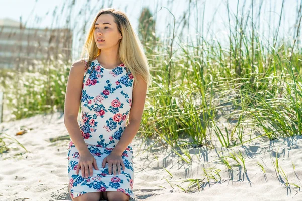 Une Magnifique Jeune Femme Blonde Profite Une Journée Plage Seule — Photo