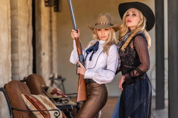 Dwie Wspaniałe Blondynki Modelki Ubrane Jak Kowbojki Cieszące Się Pogodą — Zdjęcie stockowe