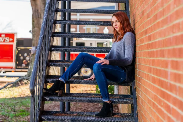 Magnifique Modèle Rousse Profite Une Journée Printemps Plein Air — Photo