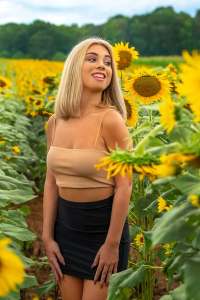 Uma Linda Jovem Modelo Loira Posa Livre Campo Girassóis Enquanto — Fotografia de Stock