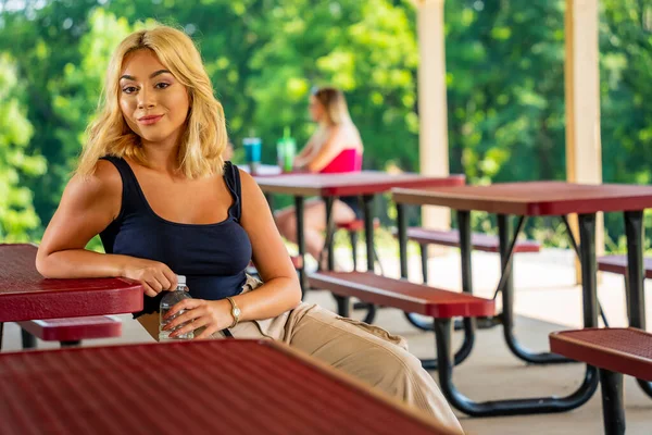 Een Prachtige Jonge Blonde Model Geniet Van Een Dag Buiten — Stockfoto