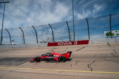 Barcelona, İspanya 'dan ALEX PALOU (R) (55) Newton, Iowa' daki Iowa Speedway 'de Iowa INDYCAR 250ler için pratik yapmaktadır..
