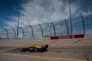 ABD 'nin ZACH VEACH (26) Iowa INDYCAR için Newton, Iowa' daki Iowa Speedway 'de 250ler uygulamaları.