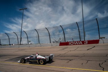 ABD 'nin JOSEF NEWGARDEN (1) Iowa INDYCAR için Newton, Iowa' daki Iowa Speedway 'de 250ler uygulamaları.