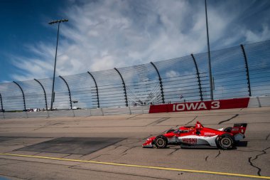 İsveç 'in Kumla kentinden MARCUS ERICSSON (8) Newton, Iowa' daki Iowa Speedway 'de Iowa INDYCAR 250ler için pratik yapmaktadır..