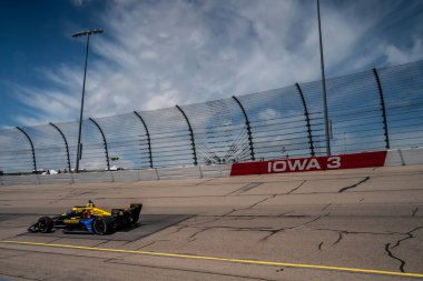 ABD 'nin ZACH VEACH (26) Iowa INDYCAR için Newton, Iowa' daki Iowa Speedway 'de 250ler uygulamaları.