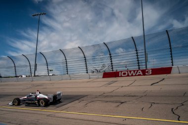 ABD 'nin JOSEF NEWGARDEN (1) Iowa INDYCAR için Newton, Iowa' daki Iowa Speedway 'de 250ler uygulamaları.