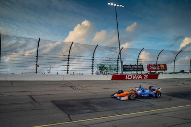 Auckland, Yeni Zelanda 'dan SCOTT DIXON (9), Newton, Iowa' daki Iowa InDYCAR 250 'ler yarışı sırasında dönüşler boyunca yarışır..