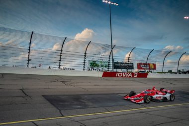 İsveç 'in Kumla kentinden MARCUS ERICSSON (8), Newton, Iowa' daki Iowa InDYCAR 250 'ler yarışı sırasında dönüşlerde yarışır..