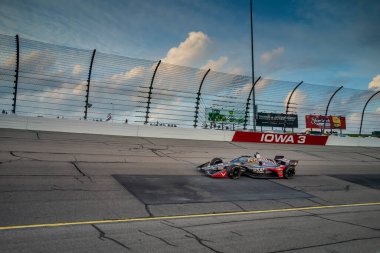 ED CARPENTER (20), Iowa Newton, Iowa 'daki Iowa InDYCAR 250' ler yarışı sırasında dönemeçlerde yarışır..