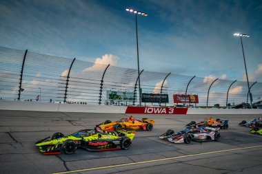 ABD 'li SANTINO FERRUCCI (18), Newton, Iowa' daki Iowa InDYCAR 250ler yarışı sırasında dönüşlerden geçer..