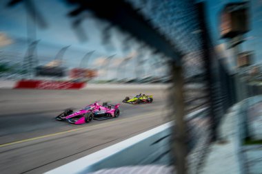 Lincoln, İngiltere 'den Jack HARVEY (60), Newton, Iowa' daki Iowa InDYCAR 250 'ler yarışı sırasında dönüşlerde yarışıyor..