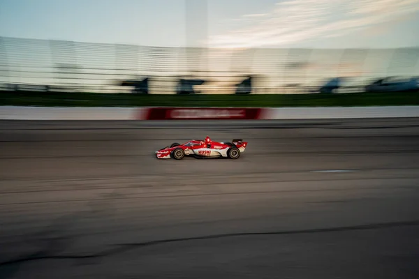 瑞典库姆拉的Marcus Ericsson 在爱荷华州牛顿的爱荷华州高速道举行的爱荷华州独立汽车25强赛中 经过了弯道 — 图库照片