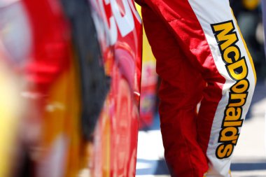 Kyle Larson (42) Avondale, Arizona 'daki Phoenix Hipodromu' ndaki FanShield 500 'e katılmaya hazırlanıyor..