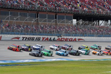 Denny Hamlin (11), Lincoln, Alabama 'daki Talladega Superspeedway' de GEICO 500 yarışında yarıştı..